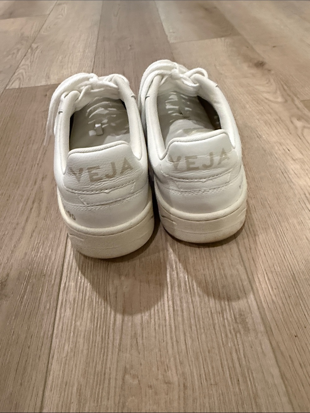 Veja V-90 Sneakers - Picture 5 of 8
